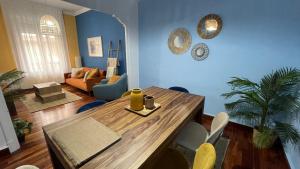 Una sala de estar con una mesa y sillas de madera. en Pleno centro de Bilbao, en Bilbao