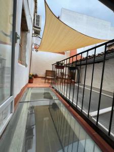ein Balkon mit einem Glaspool auf einem Gebäude in der Unterkunft Casa Rural Única en Xàtiva in Xàtiva