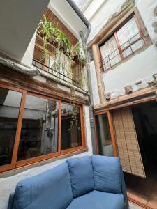 eine blaue Couch vor einem Gebäude in der Unterkunft Casa Rural Única en Xàtiva in Xàtiva