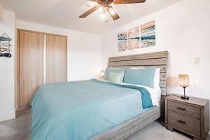 1 dormitorio con 1 cama y ventilador de techo en Blue Venao CONDO APARTMENT D11, en Playa Venao