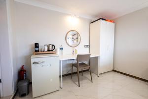 eine kleine Küche mit einem Schreibtisch und einem Spiegel in der Unterkunft Select Cunda Guest House - Sea View Room with Private Veranda in Cunda Island in Ayvalık
