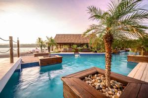 einen Pool mit Palmen und ein Resort in der Unterkunft Blue Venao CONDO APARTMENT D11 in Playa Venao