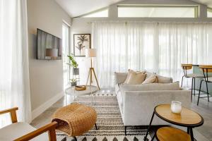 ein Wohnzimmer mit einem Sofa und einem Tisch in der Unterkunft Villa #14 - Blue Venao, Playa Venao in Playa Venao
