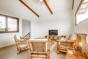 ein Wohnzimmer mit Korbstühlen und einem Tisch in der Unterkunft OceanView 2 Floor Villa Private Pool Villa Larisa in Andromeda Pedasi in Pedasí Town