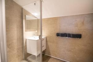 アンティーブにあるStudio Vieil Antibes Proche Merの洗面台とシャワー付きのバスルーム