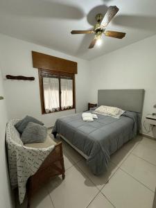 una camera con letto e ventilatore a soffitto di Casa Q. a Córdoba