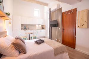 アンティーブにあるStudio Vieil Antibes Proche Merのベッドルーム1室(財布付きのベッド1台付)