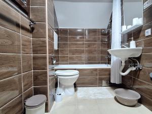 une salle de bain avec toilettes, lavabo et baignoire dans l'établissement Nest for rest, à Mojkovac