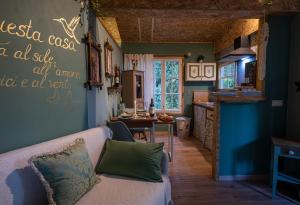 a living room with a couch and a kitchen at Chalet i Poggetti in Torretta