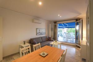 a living room with a table and a couch at Apartamento Playa Surf by costablancarent in Denia