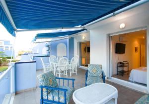 - un balcon avec des chaises, une table et un lit dans l'établissement Apartamento Playa Surf by costablancarent, à Dénia