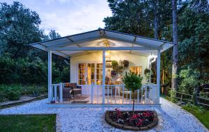 a tiny house with a porch in a garden at Chalet i Poggetti in Torretta