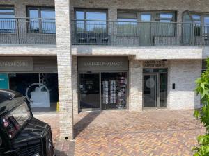 ein Backsteingebäude mit großem Parkplatz in der Unterkunft Centrally Located 2Bed Flat With Balcony & Parking in Cardiff