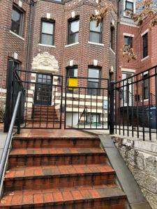 un escalier en face d'un bâtiment en briques dans l'établissement Gorgeous Refurbished 1Bdrm and 1Den Home, à Washington