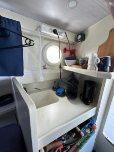 a kitchen in an rv with a sink at Bateau ALBACORE in Rouen