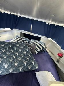Posto letto in tenda con cuscini. di Bateau ALBACORE a Rouen