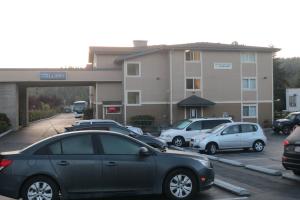 un parking avec des voitures garées devant un bâtiment dans l'établissement Bay City Inn, à Bellingham
