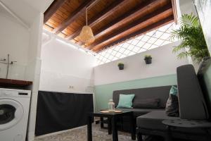 a living room with a couch and a table at Mar y montaña in Monachil