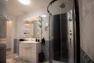 a bathroom with a shower and a sink at Mar y montaña in Monachil