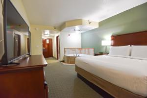 TV a/nebo společenská místnost v ubytování Holiday Inn Express & Suites Cocoa by IHG