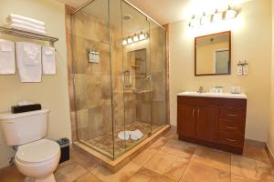 Koupelna v ubytování Holiday Inn Express & Suites Cocoa by IHG