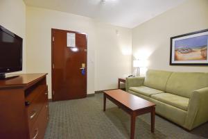 TV a/nebo společenská místnost v ubytování Holiday Inn Express & Suites Cocoa by IHG