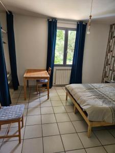 Una cama o camas en una habitación de Le temps d'une pause ! Petit-déjeuner inclus !