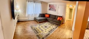 安克雷奇Beautiful downtown Anchorage 1的带沙发和地毯的客厅