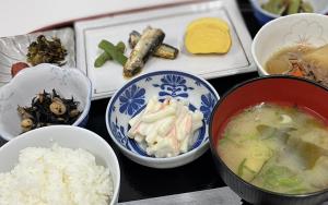 een groep kommen eten op een tafel bij Hotel New Gaea Nishi Kumamoto Ekimae in Kumamoto