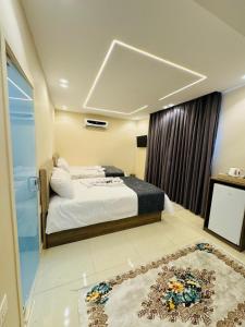 A bed or beds in a room at Dima Pyramids View