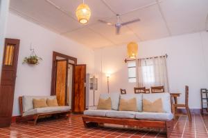 ein Wohnzimmer mit einem Sofa und 2 Stühlen in der Unterkunft Casa Ramona in Flores