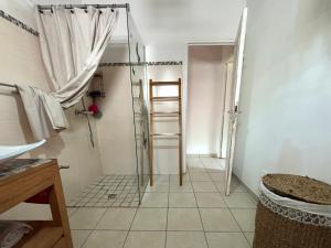 Ein Badezimmer in der Unterkunft La Maison Créole du Flamboyant - Proche des Plages
