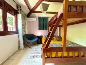 Ein Bett oder Betten in einem Zimmer der Unterkunft La Maison Créole du Flamboyant - Proche des Plages