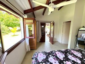 Ein Bett oder Betten in einem Zimmer der Unterkunft La Maison Créole du Flamboyant - Proche des Plages