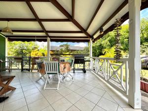 Ein Balkon oder eine Terrasse in der Unterkunft La Maison Créole du Flamboyant - Proche des Plages