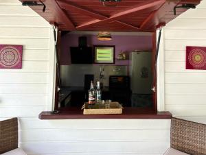 Lounge oder Bar in der Unterkunft La Maison Créole du Flamboyant - Proche des Plages