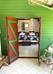 Ein Bett oder Betten in einem Zimmer der Unterkunft La Maison Créole du Flamboyant - Proche des Plages
