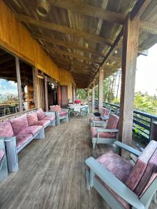 ein Wartezimmer mit rosa Sofas und Tischen in der Unterkunft Casa Monte Armadillo in Poás