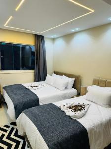 A bed or beds in a room at Dima Pyramids View