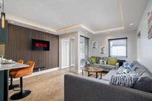 Prostor za sedenje u objektu Skyvillion - COZY LARGE 4 & 1 Bed Apartments in London Enfield, Mins to Tube Station, Free Wi-Fi