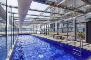 uma piscina dentro de um edifício em VAQUAY Enigma In Southbank em Melbourne