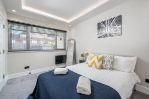 מיטה או מיטות בחדר ב-Skyvillion -COZY & AMAZING King 1Bed Apartment in London Cockfosters Mins to Tube