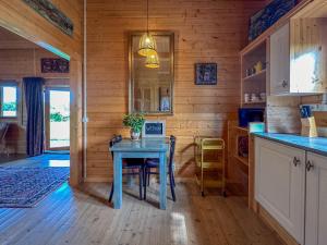 ein Esszimmer mit einem blauen Tisch in einer Hütte in der Unterkunft Onder de oude Eik in Lottum