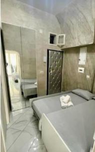 ein kleines Bad mit einem Bett und einem Spiegel in der Unterkunft Casa sul muretto in Neapel