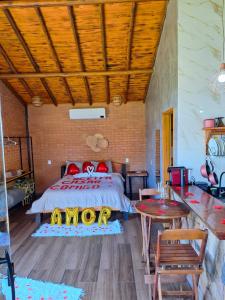 Ένα ή περισσότερα κρεβάτια σε δωμάτιο στο Vitrine da serra chalé luxo