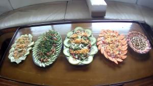 una bandeja de diferentes tipos de hortalizas sobre una mesa en hurgada, en Hurghada