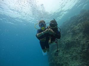 una persona en el agua con un buzo en hurgada, en Hurghada
