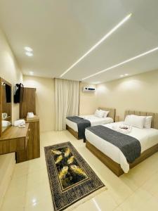 A bed or beds in a room at Dima Pyramids View
