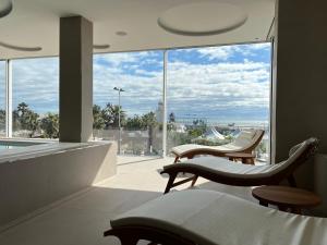 una habitación de hotel con vistas al océano en Edison Hotel Seaview & SPA en Sottomarina