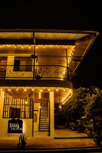 een verlicht gebouw met 's nachts verlichting bij Casa Turística Macarena Tierra salvaje in La Macarena